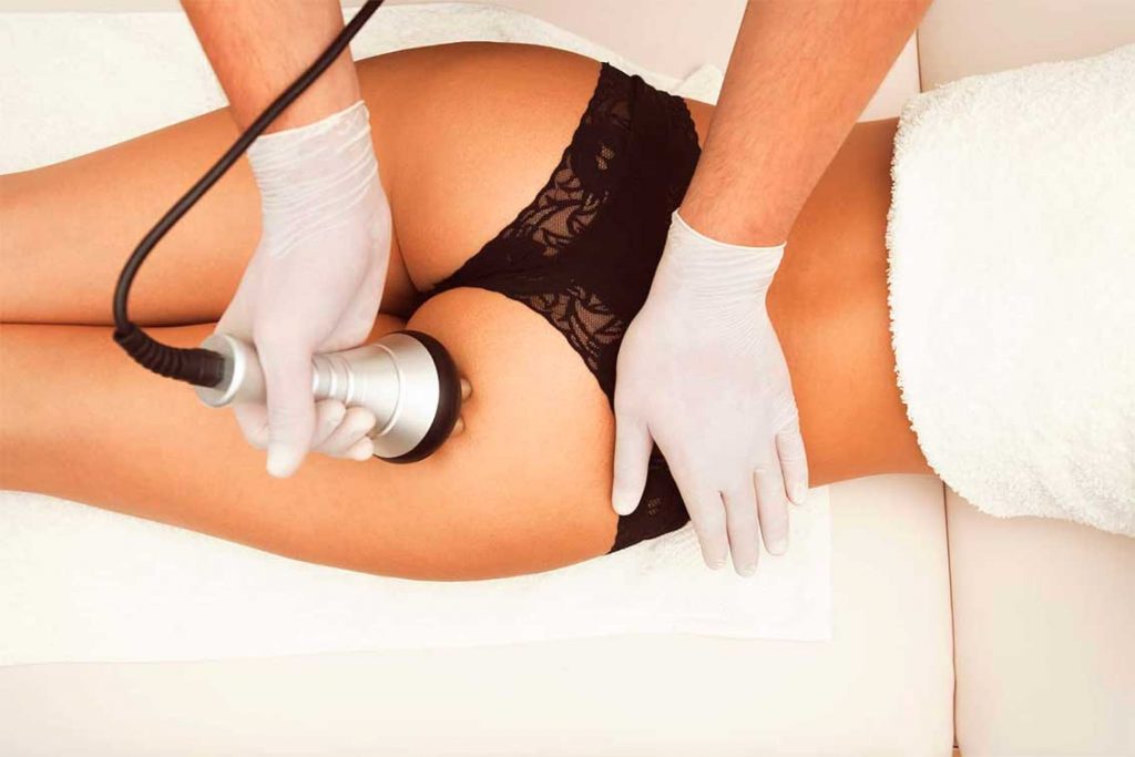 La mesoterapia es una técnica de medicina estética que consiste en inyectar a través de la piel, y durante varias sesiones, pequeñas cantidades de medicamentos homeopáticos o alopáticos para que hagan efecto en las zonas rebeldes donde se encuentra la grasa acumulada.