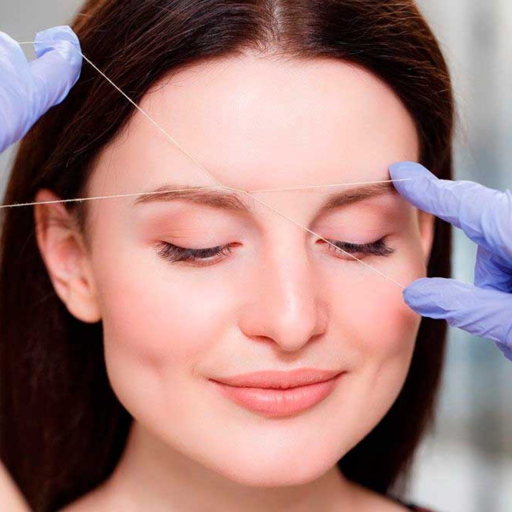 El tratamiento con hilos tensores consiste en la introducción en el tejido subcutáneo de unas sustancias biológicas en forma de hilo con el objetivo de conseguir un efecto liftting biológico autoinducido no quirúrgico.