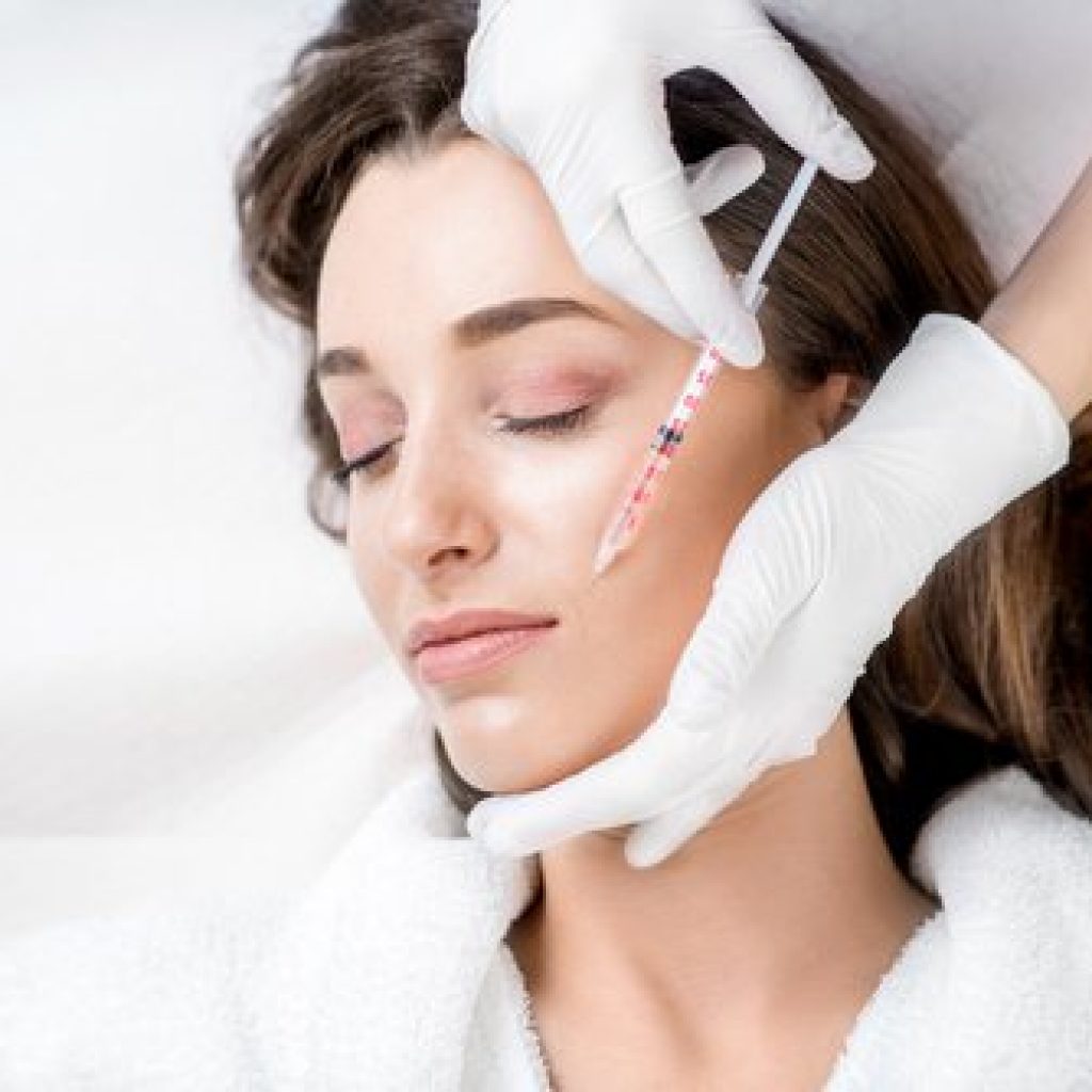La mesoterapia facial es un tratamiento a base de inyecciones intradérmicos que se suele trabajar a una profundidad de 4 mm.