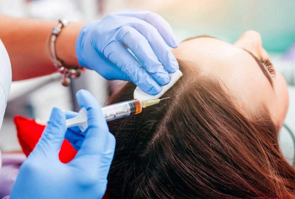 El tratamiento con Plasma Rico en Plaquetas es una novedosa técnica que permite aislar y utilizar los factores de crecimiento presentes en la sangre del propio paciente para potenciar, acelerar y estimular la regeneración de los tejidos.