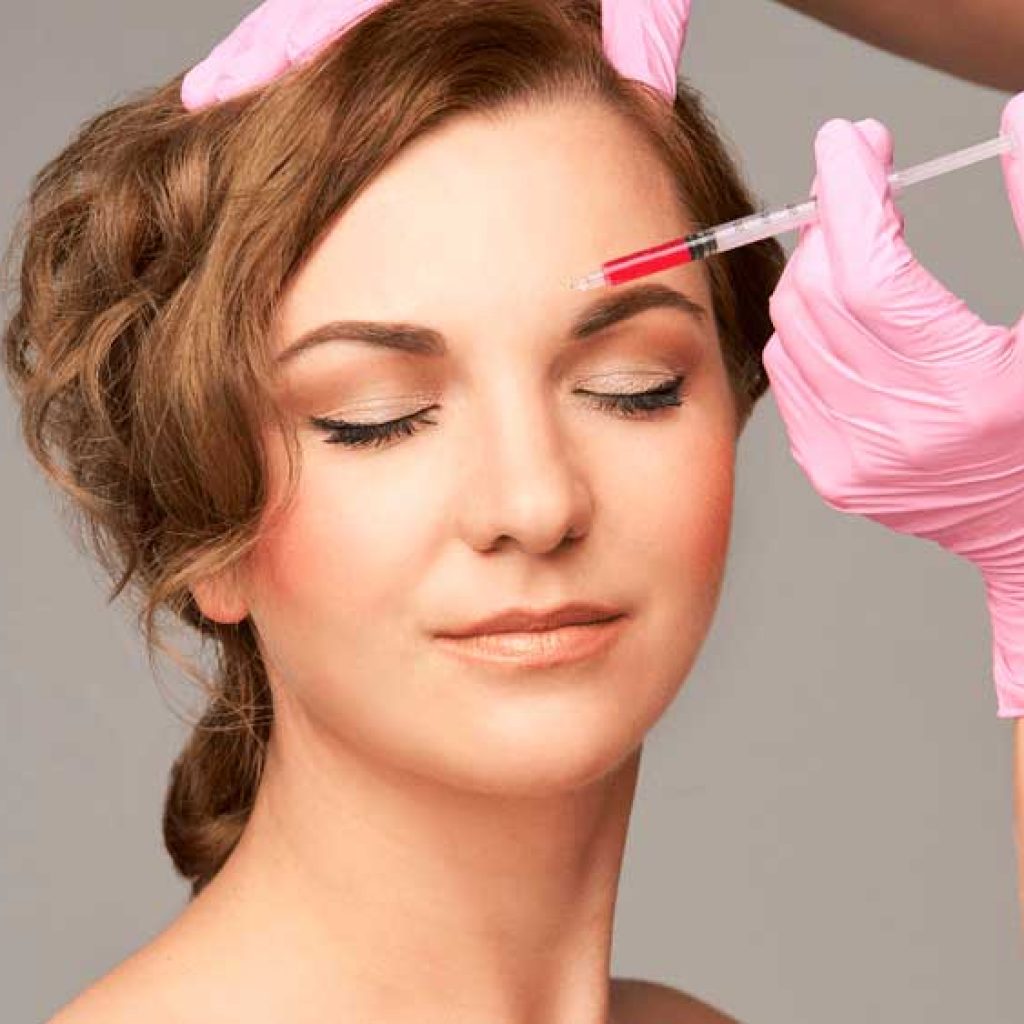 El tratamiento con Plasma Rico en plaquetas es una novedosa técnica que permite aislar y utilizar los factores de crecimiento (proteínas) presentes en la sangre del propio paciente para potenciar, acelerar y estimular la regeneración de los tejidos.