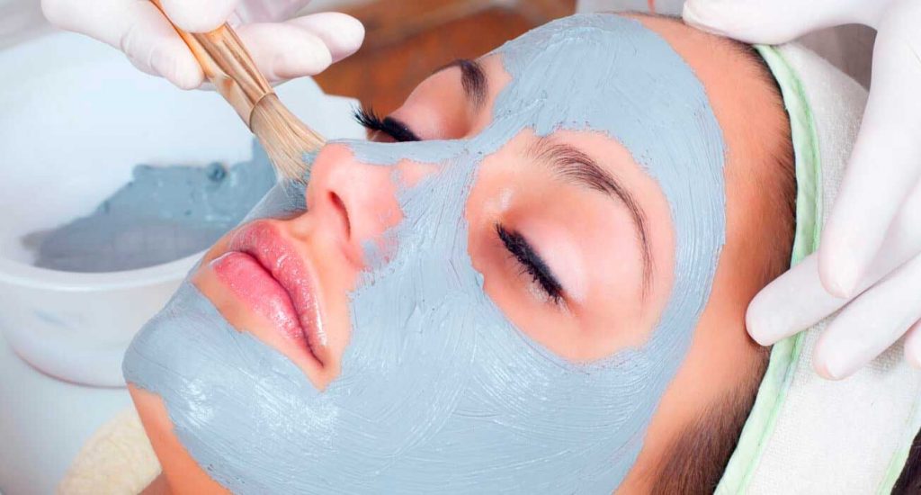 Cada persona y piel necesita unos cuidados y tratamientos específicos por eso ofrecemos todo tipo de servicios y tratamientos totalmente personalizados y adecuados para tu piel según su necesidad. Siempre utilizando productos de primera calidad y con la profesionalidad de nuestros técnicos en belleza.